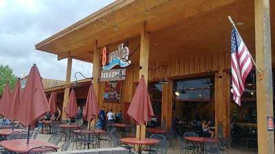 8 Mile Bar & Grill