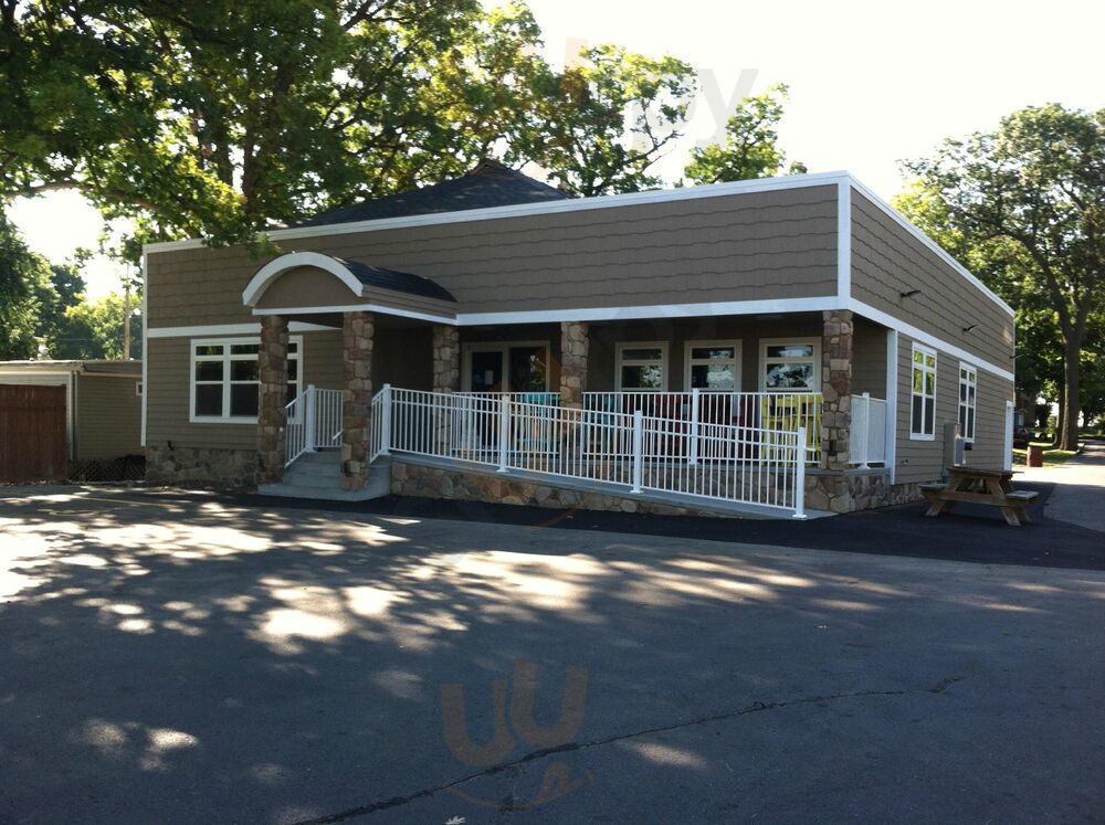 Carlee's Bar & Grill