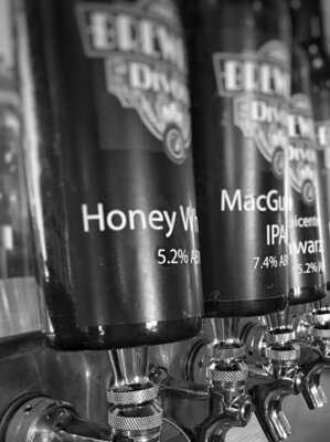 Sandbar & Grill At Divots