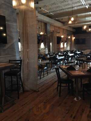 Ravyn & Robyn Lounge