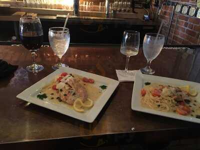 Ravyn & Robyn Lounge