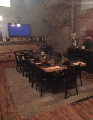 Ravyn & Robyn Lounge