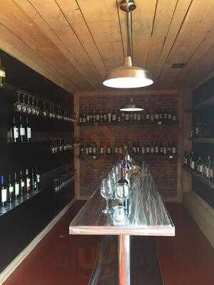 Ravyn & Robyn Lounge