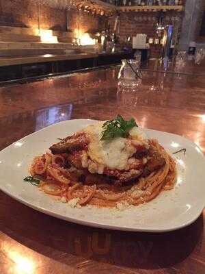 Ravyn & Robyn Lounge