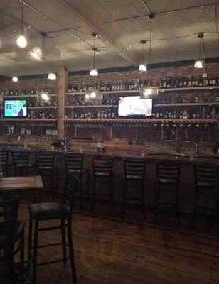 Ravyn & Robyn Lounge