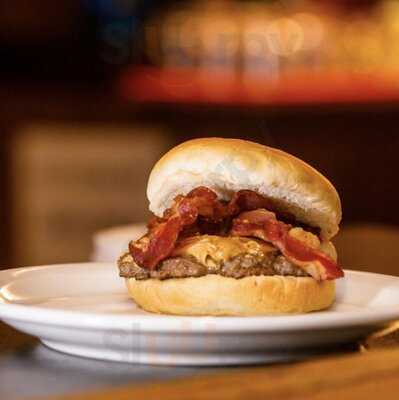 Maximus Restaurant & Sports Bar