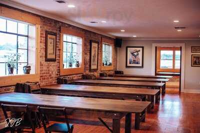 Clyde's Table And Tavern