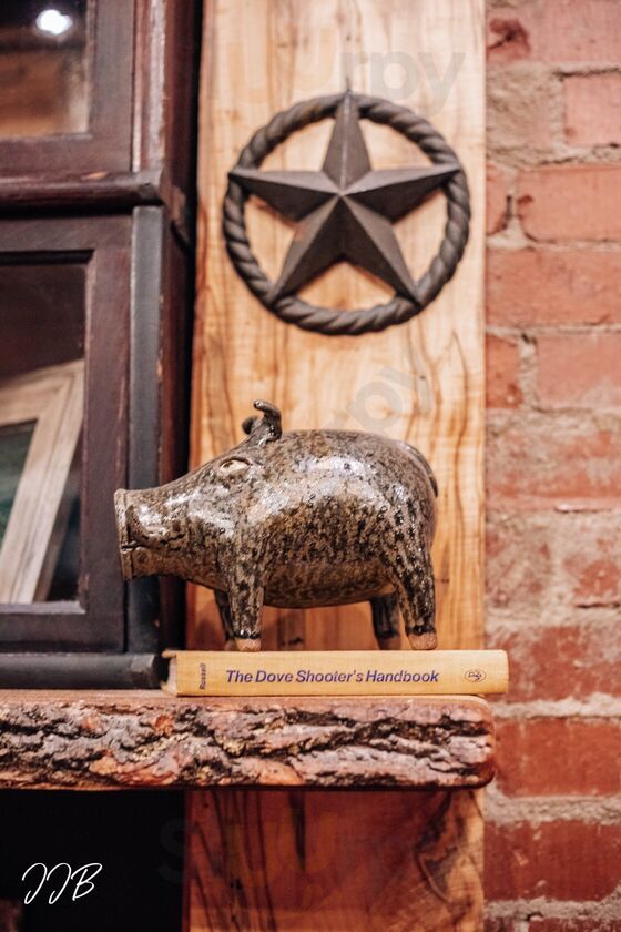 Clyde's Table And Tavern