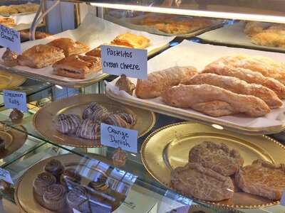 Lynette's Bakery And Cafe