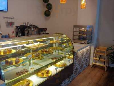 Lynette's Bakery And Cafe