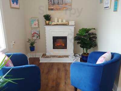 Lynette's Bakery And Cafe