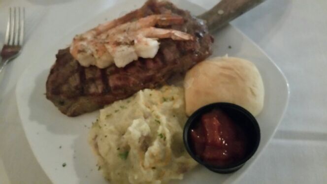 Four Oaks Restaurant And Lounge