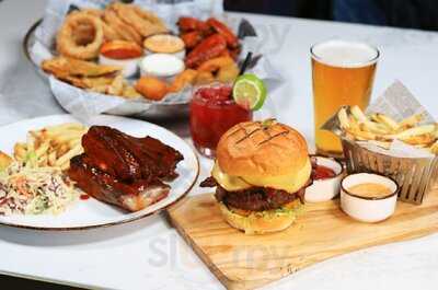 Baron Long Bar & Grill