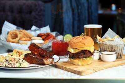 Baron Long Bar & Grill