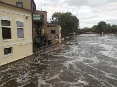 Froggy Bottoms River Pub & Lily Padio
