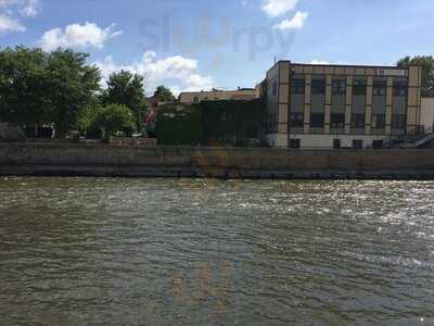 Froggy Bottoms River Pub & Lily Padio