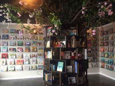 1st Avenue Pizza, Books & Treats