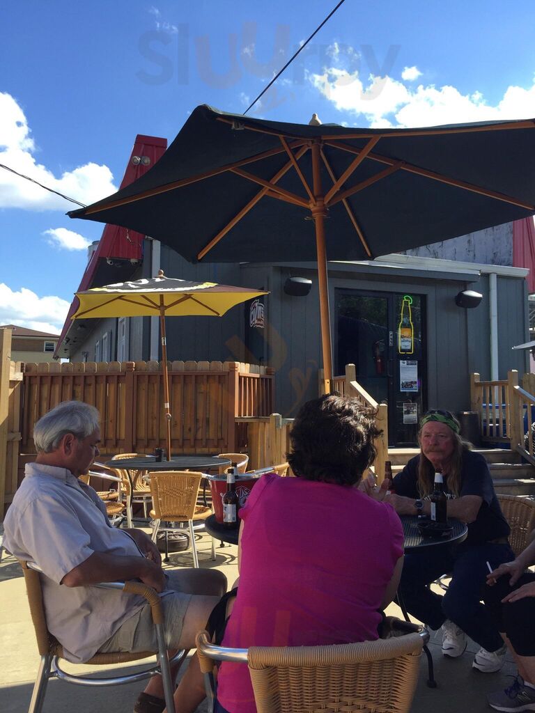 Cuzin's Tavern & Pizza