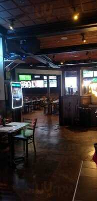 Winking Lizard Tavern