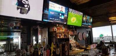 Winking Lizard Tavern