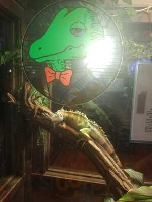 Winking Lizard Tavern