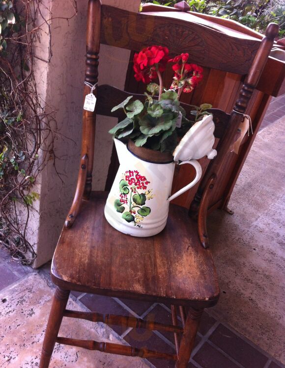 Teapots & Treasures Cafe