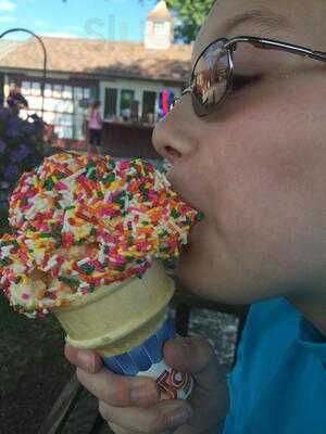 In Season Ice Cream And Snack Shop