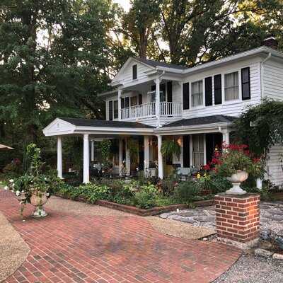 Lolas Farmhouse Bistro