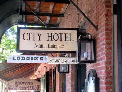 Christopher's At The City Hotel