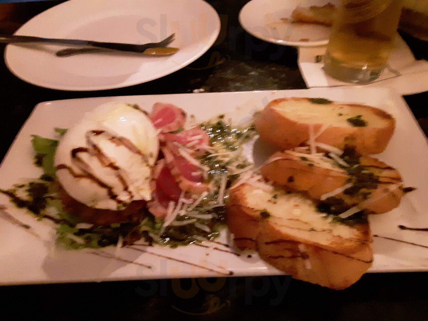 D'raymonds Restaurant & Lounge