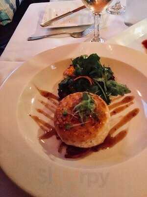 Ellias, Food & Drink