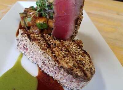 Ellias, Food & Drink