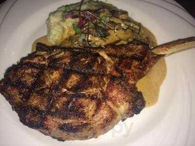 Ellias, Food & Drink