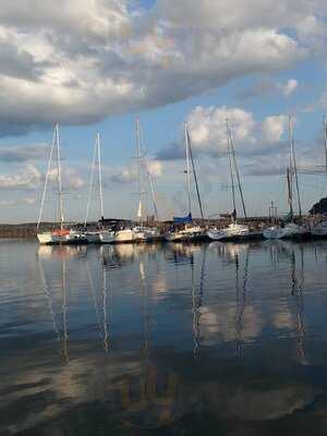 Cindy's On The Barge