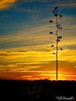 Ricardo's Restaurant & Lounge