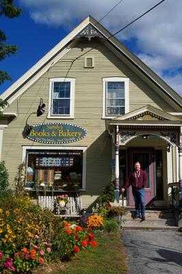 Sandy's Books & Bakery