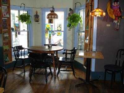 Sandy's Books & Bakery