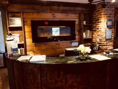 The Huntington House Inn Restaurant, Inn & Doc's Tavern