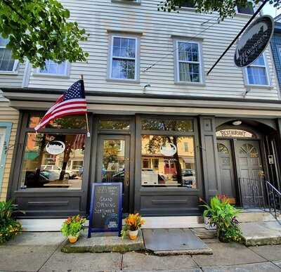 225 Warren Bar & Grill