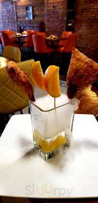 411 Restaurant & Lounge