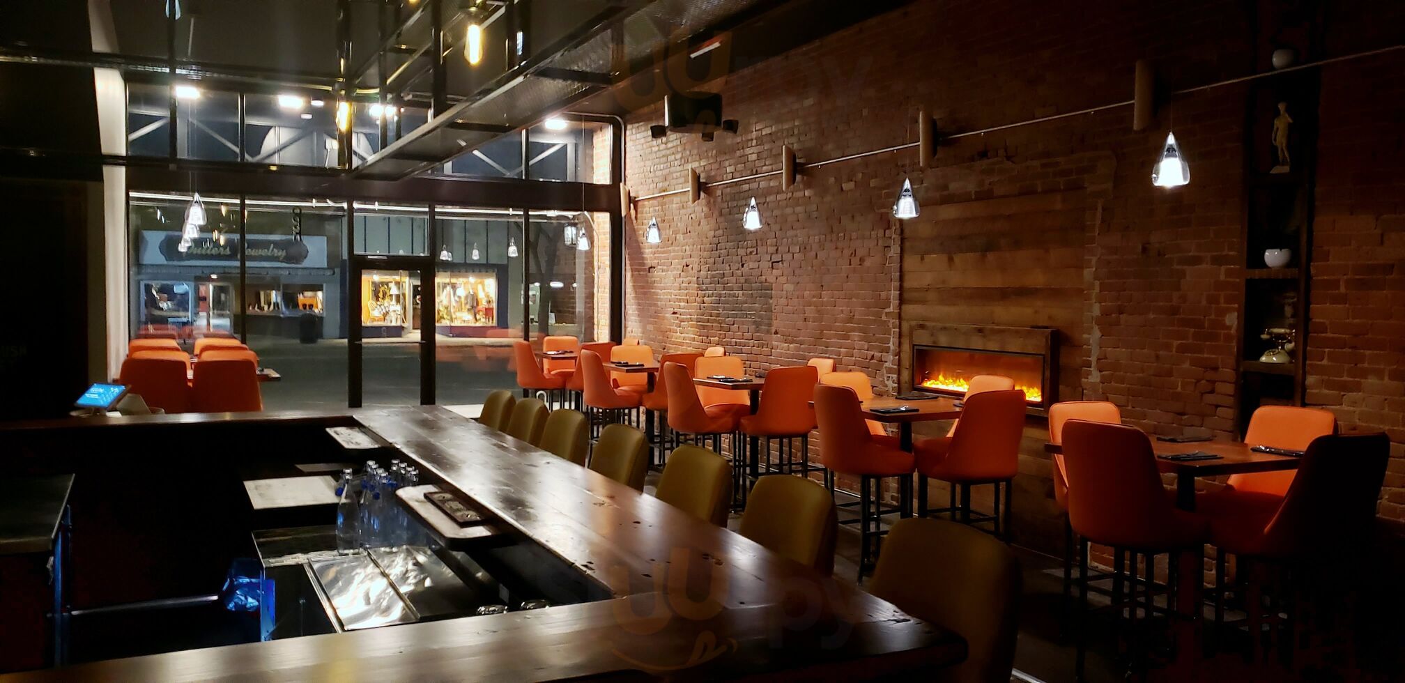 411 Restaurant & Lounge