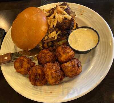 Willy T's Tavern & Grill