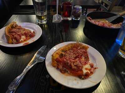 Gino's East Chicago Pizza Of La