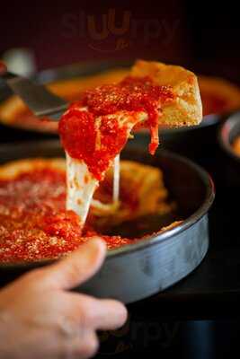 Gino's East Chicago Pizza Of La