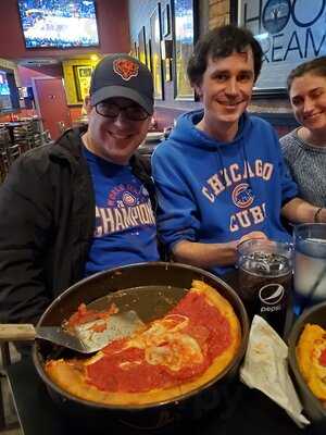 Gino's East Chicago Pizza Of La