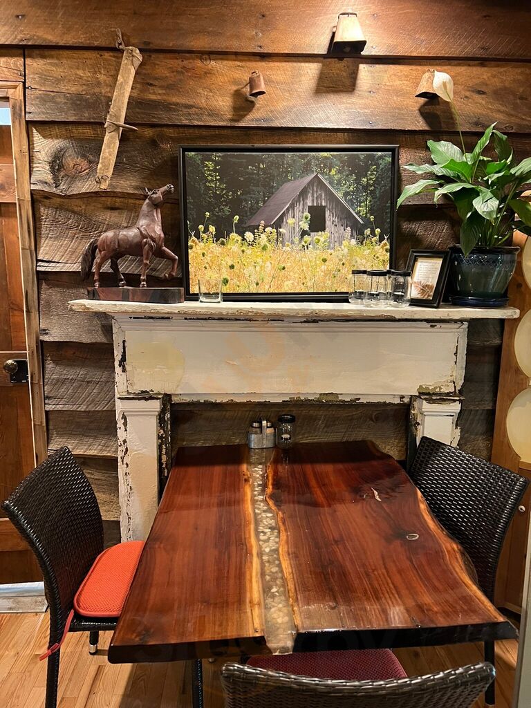 Creekside Market And Grille