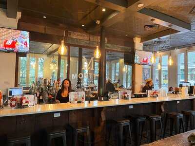 Monty's On The Squate