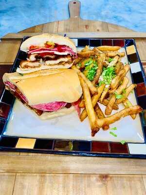 Santini's Deli And Grill