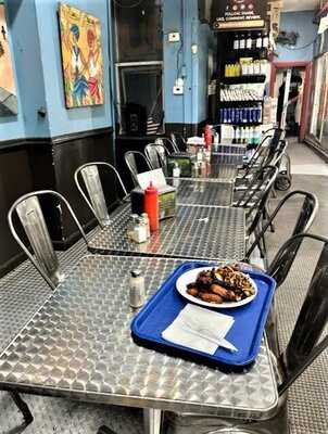 Los Latinos Deli & Grill