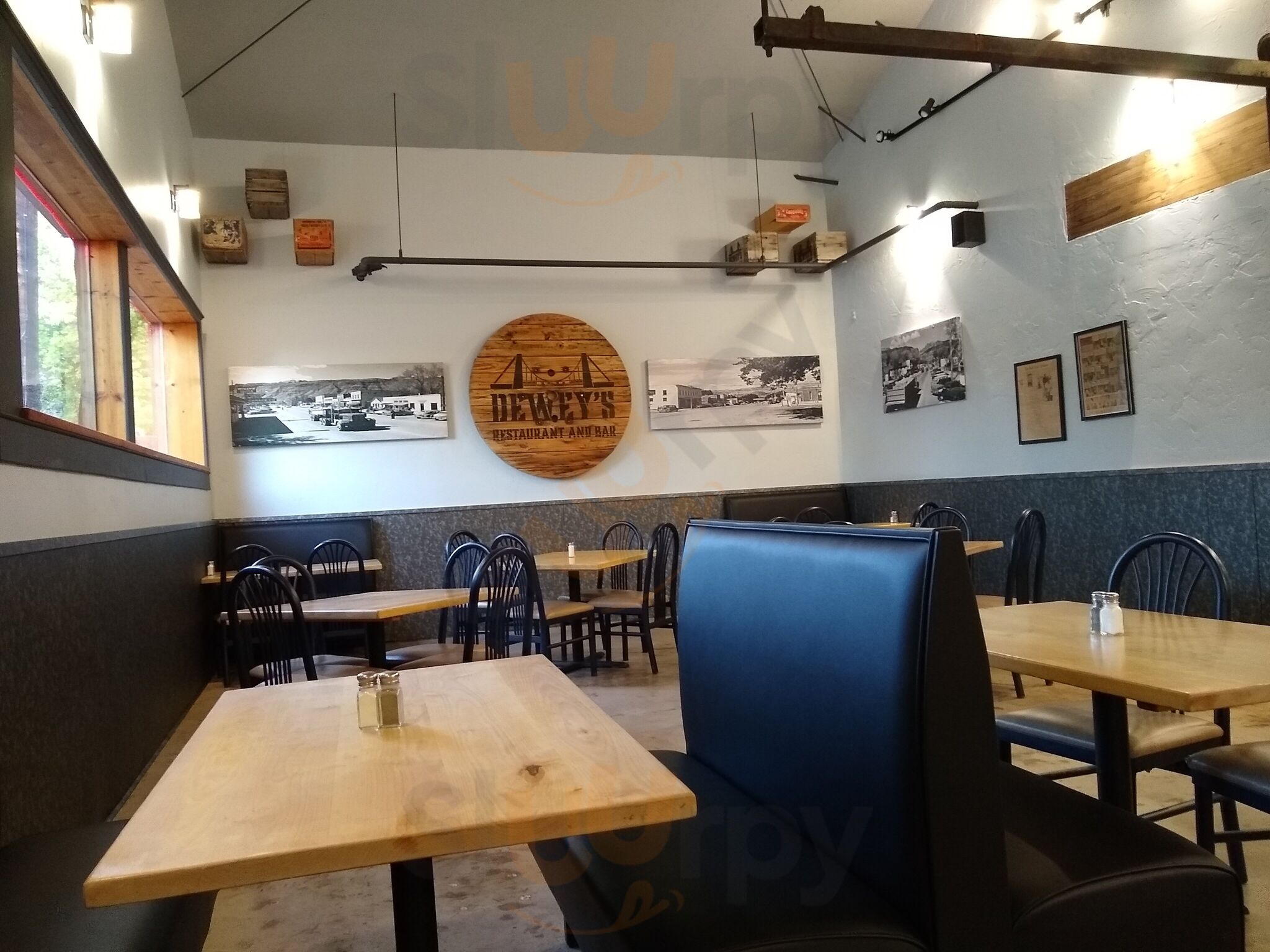 Dewey's Restaurant And Bar